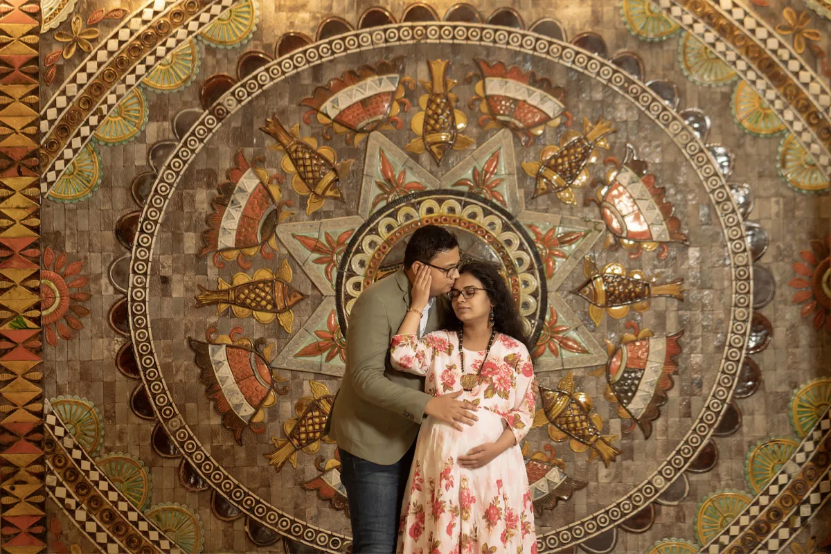 Maternity photography in Patna, Delhi, Hajipur, Gaya | Expecting couple posing in front of artistic background | Beautiful pregnancy photoshoot with husband | Best maternity cinematography to capture motherhood journey.